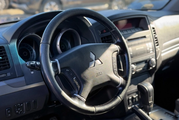 Mitsubishi PAJERO (2008)