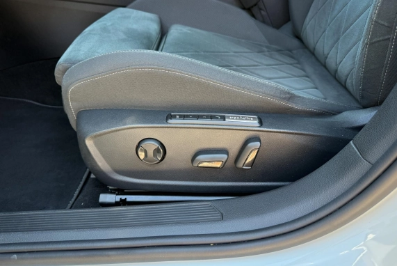 Volkswagen GOLF (2024)