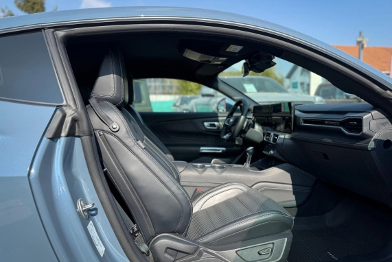 Ford MUSTANG (2024)