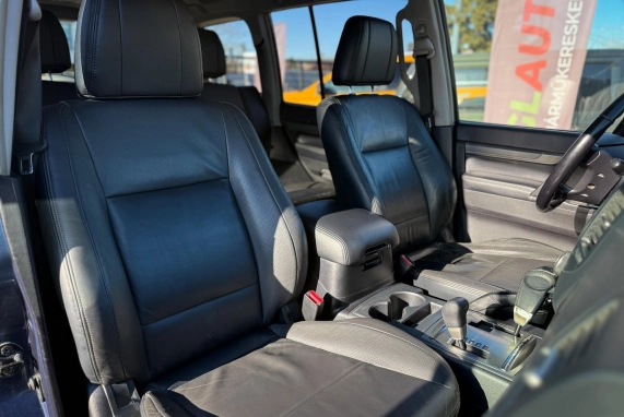 Mitsubishi PAJERO (2008)