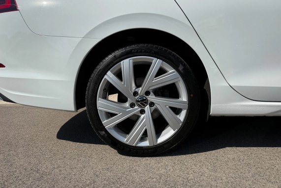 Volkswagen GOLF (2024)