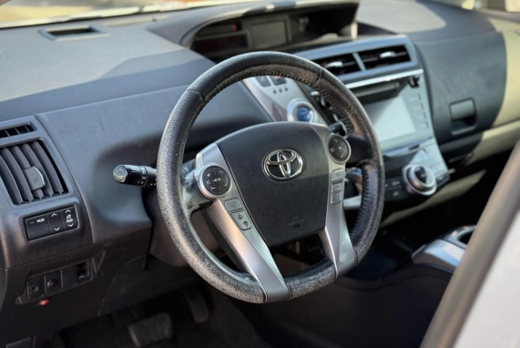 Toyota PRIUS+ (2017)