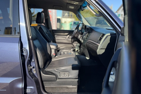 Mitsubishi PAJERO (2008)